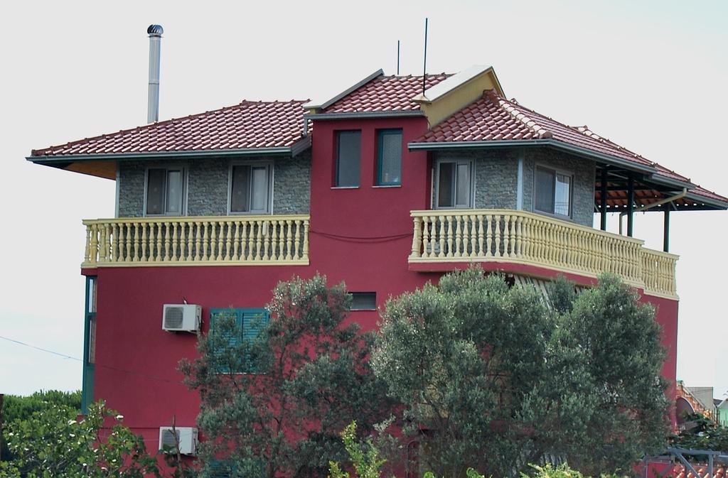 H And H Guesthouse Velipoje Exterior photo
